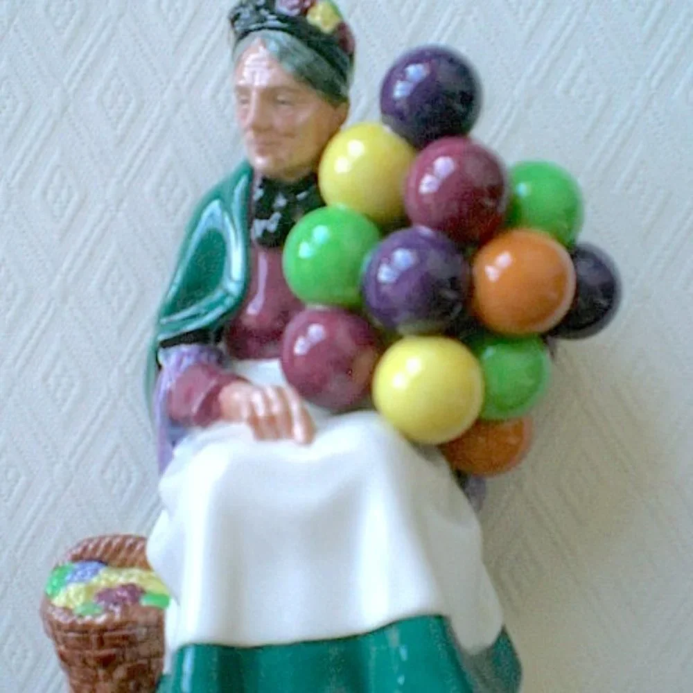ROYAL DOULTON THE OLD BALLOON SELLER HN1315 vintage grandma cottage porcelain